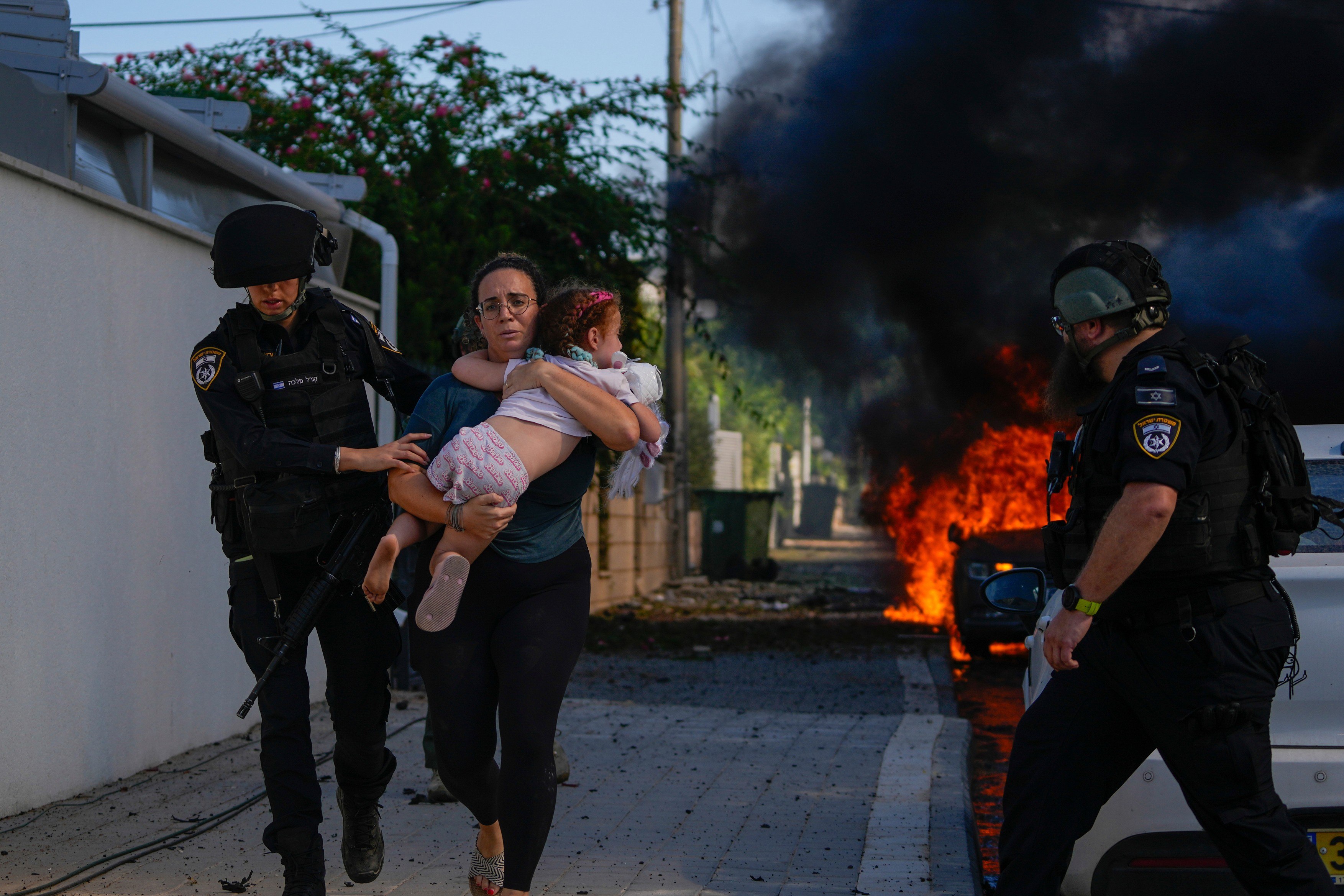 Părinții din Israel sunt îndemnați să șteargă conturile copiilor de pe socializare pentru a nu rămâne marcați de clipurile răspândite de Hamas