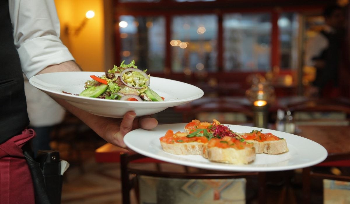 Cum a reușit un bărbat să nu plătească de 20 de ori nota de plată la restaurante de lux. Comanda numai lucruri scumpe