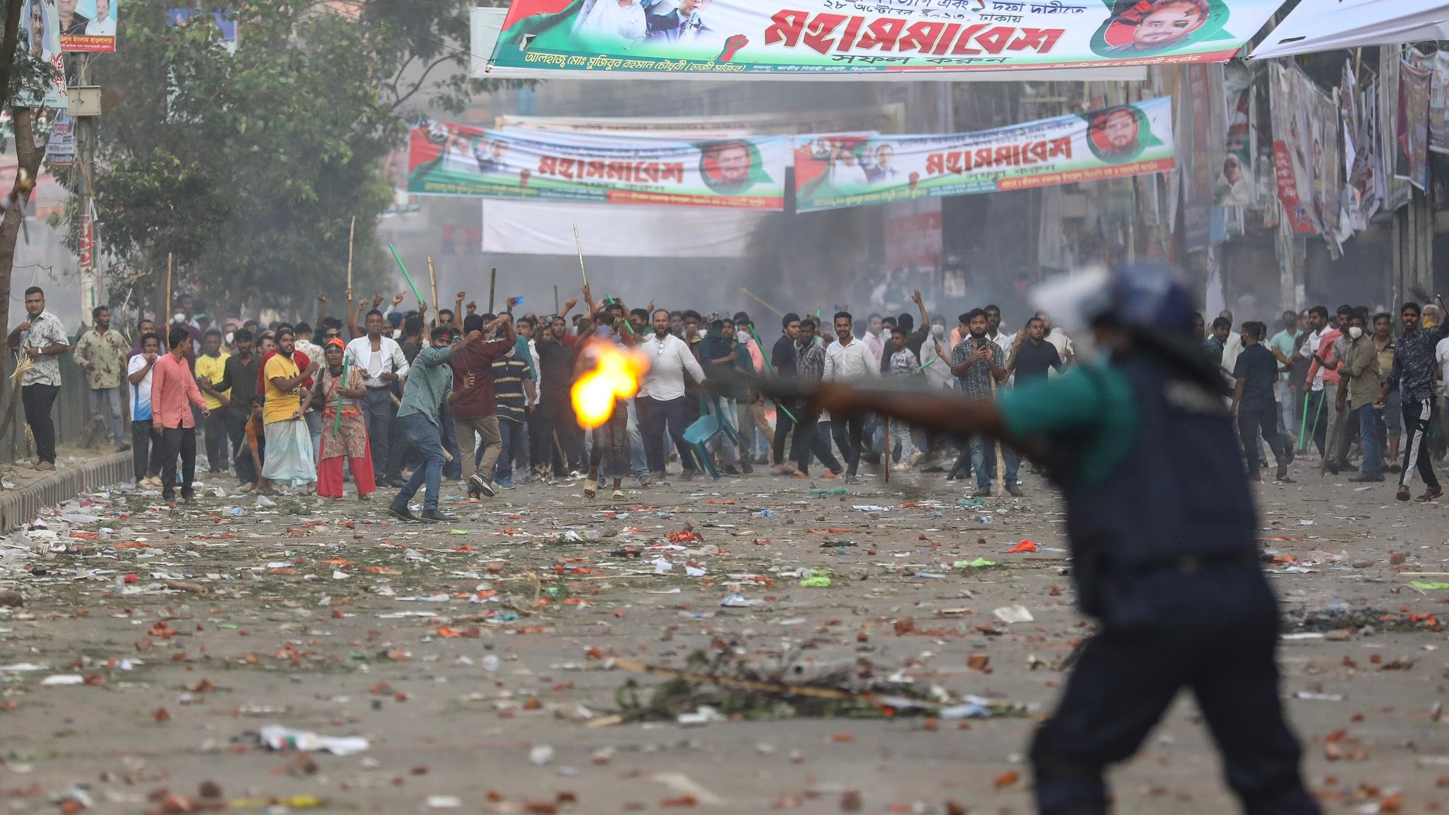 Sute de fabrici închise în Bangladesh, în urma protestelor violente. Cererile angajaților