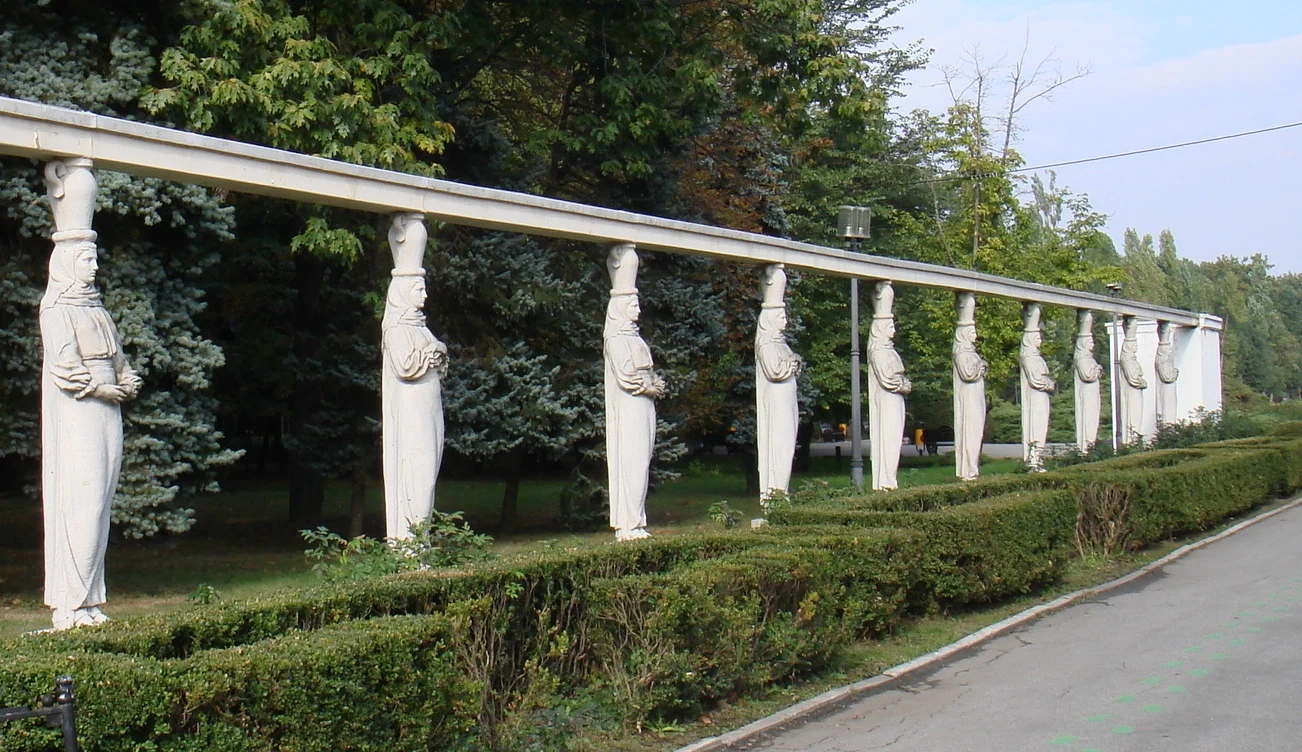 Aleea Cariatidelor din Herastrau, reconstituita dupa sculptura lui Constantin Baraschi