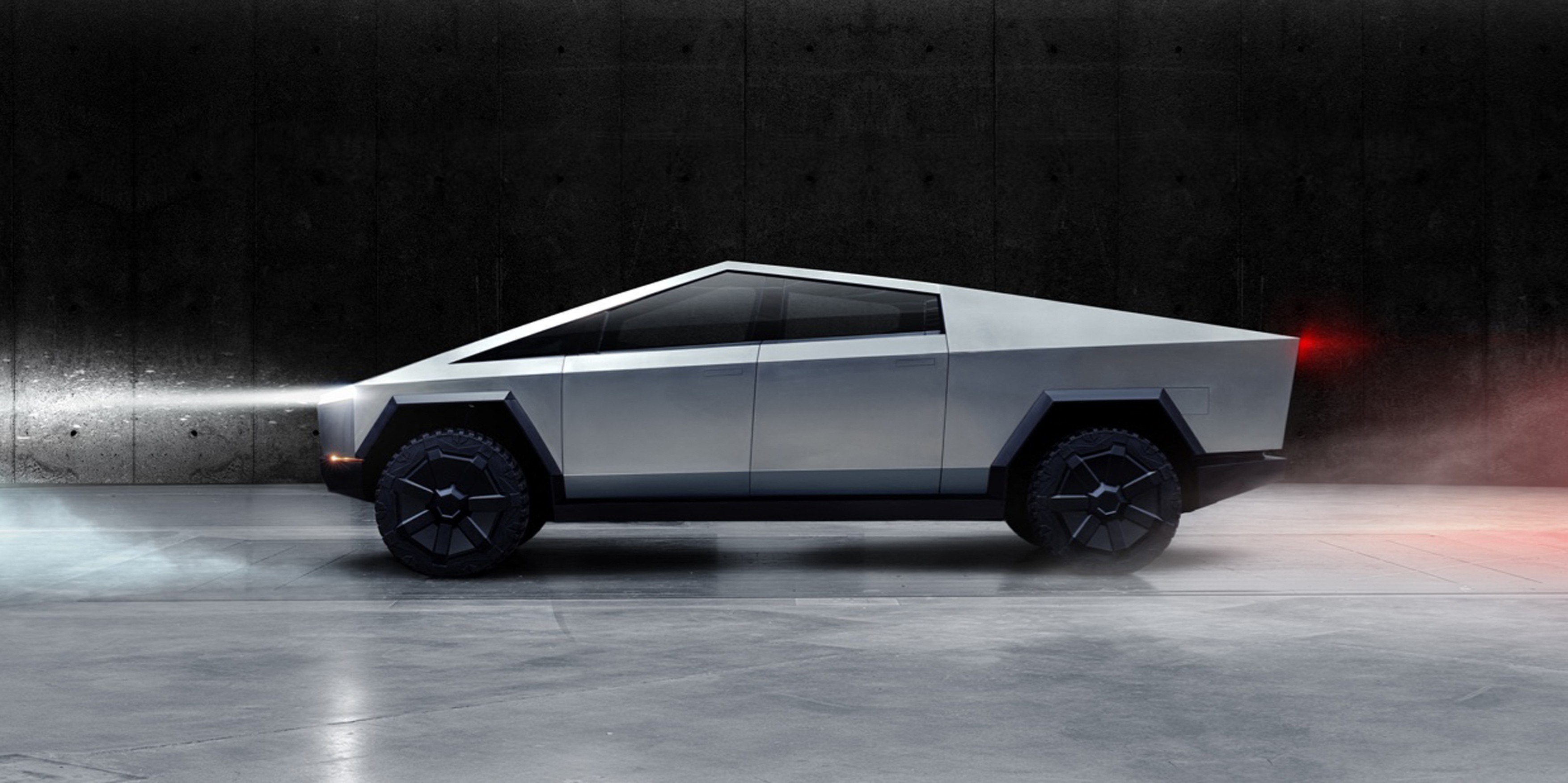 Musk a anunțat demararea vânzărilor camionetei electrice Cybertruck, în America de Nord