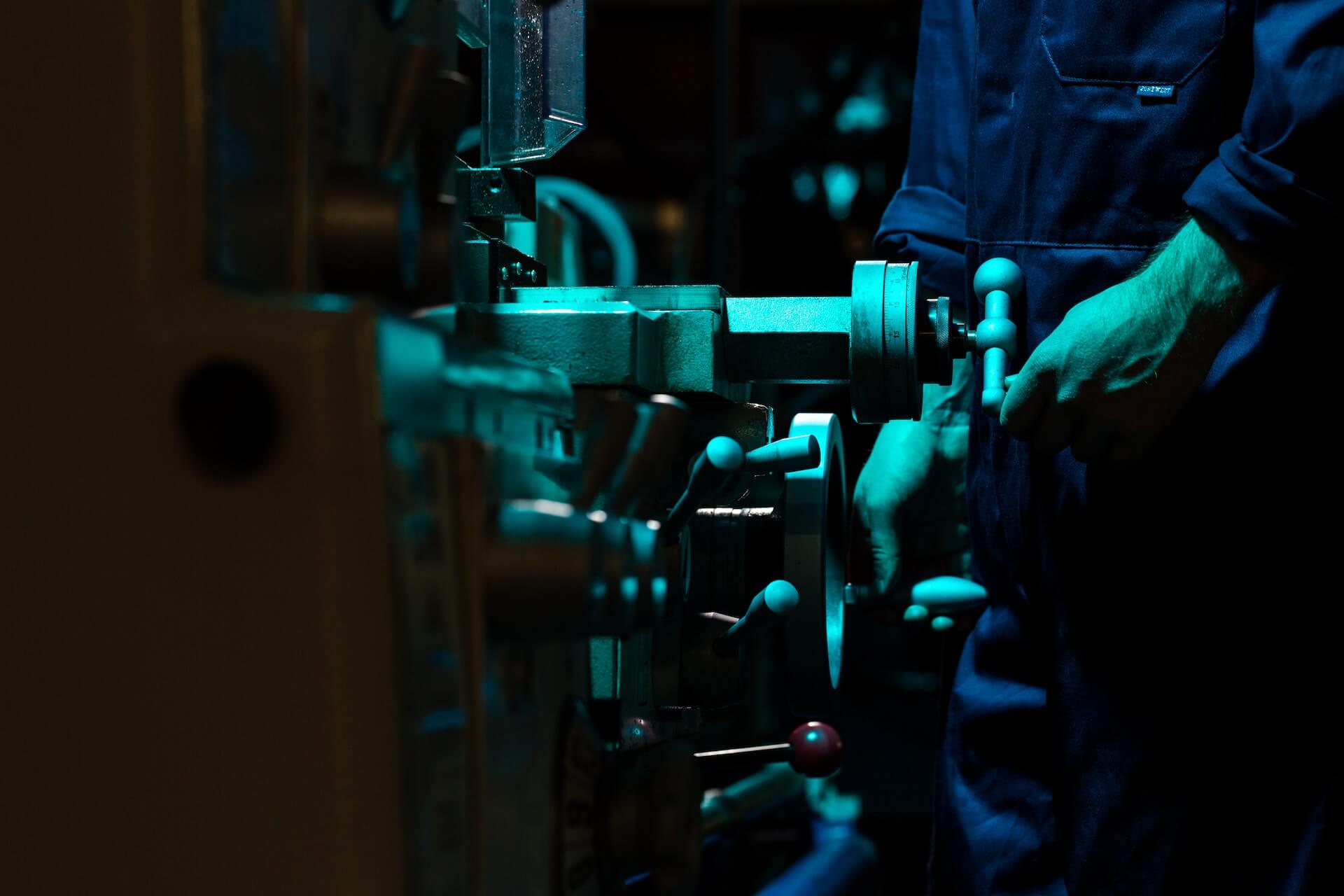 Cinci caracteristici utile ale strungurilor de tip CNC