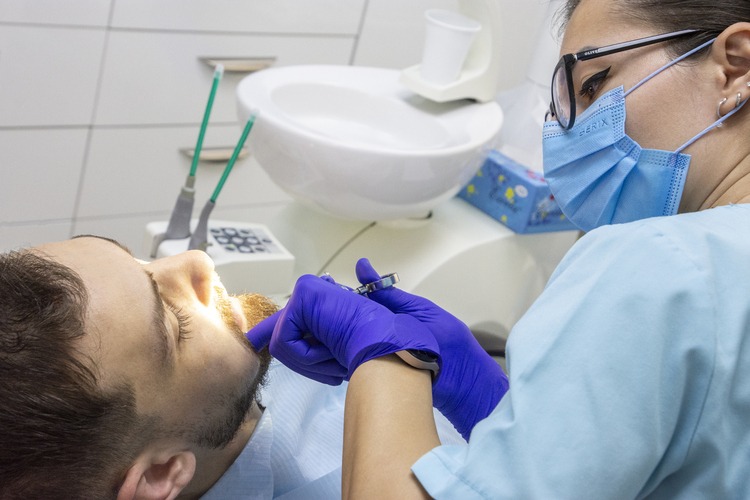 Implanturile dentare și aparatele dentare pentru adulți: Beneficii și opțiuni Implanturile dentare și aparatele dentare pentru adulți: Beneficii și opțiuni