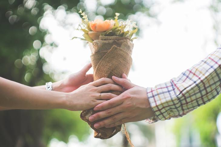 Reguli de bune maniere atunci cand oferi flori
