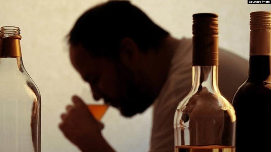 Motivul pentru care bărbaţii ar trebui să renunţe la alcool cu cel puţin 3 luni înainte de a concepe un copil