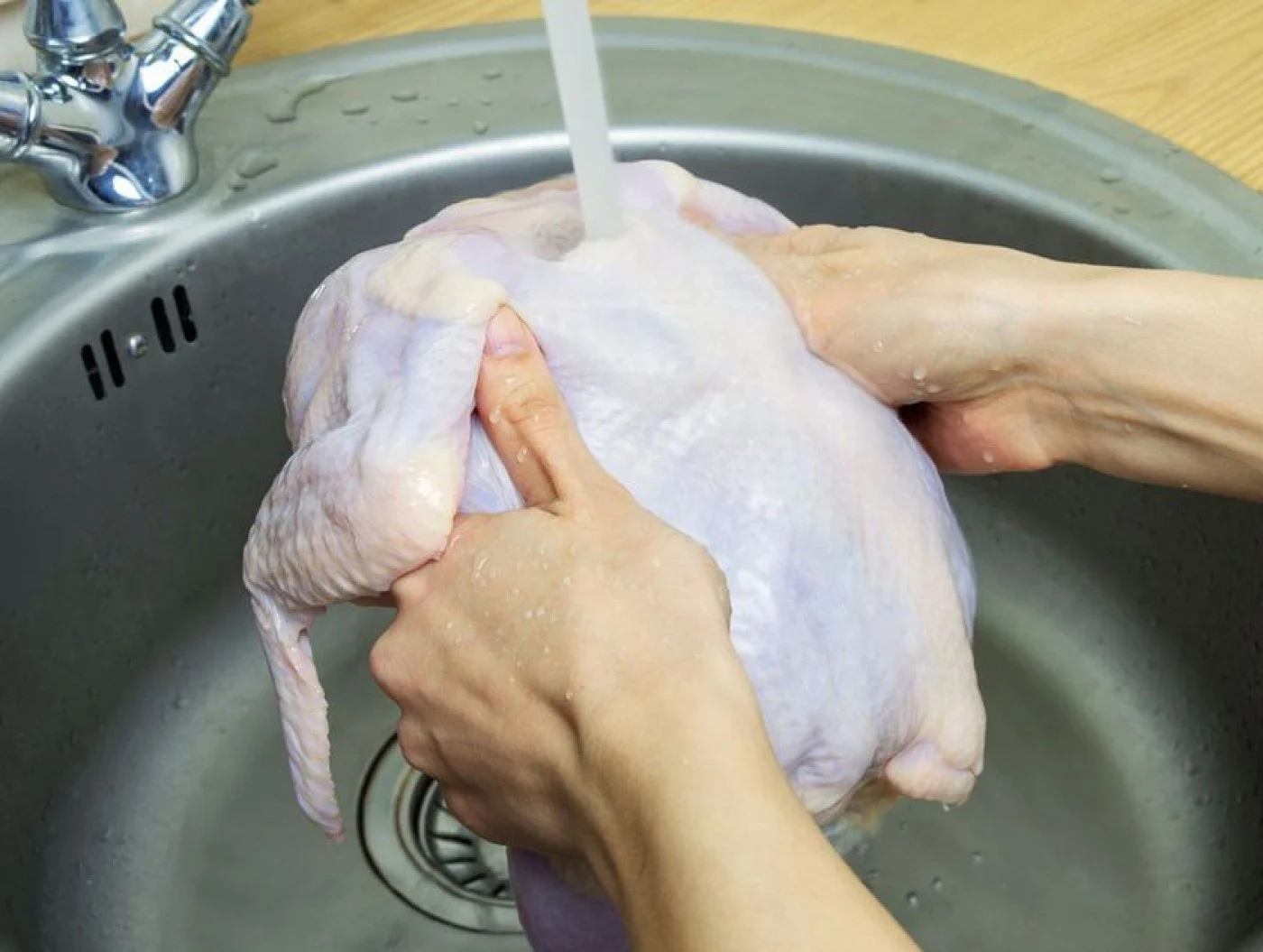 Puiul nu se spală înainte de a fi gătit FOTO Shutterstock