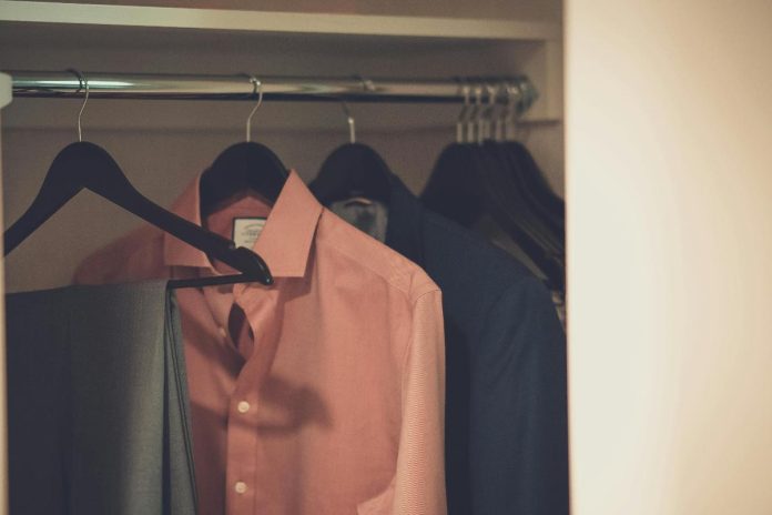 Cum să creezi un dressing minimalist în 3 pași simpli