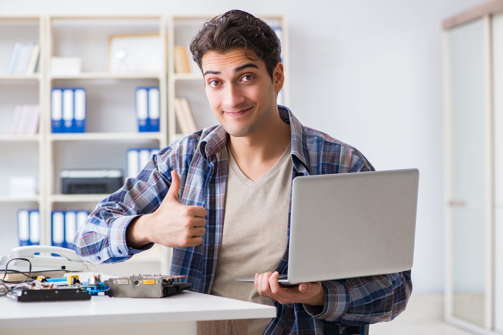 De ce să alegi un laptop recondiționat: 5 avantaje