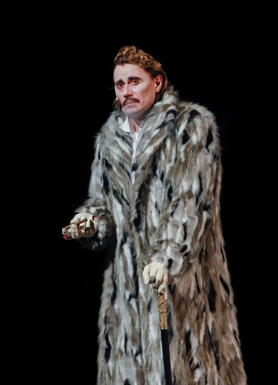 Marius Manole este Mackie-Șiș in ”Opera de trei parale” Foto credit Florin Ghioca