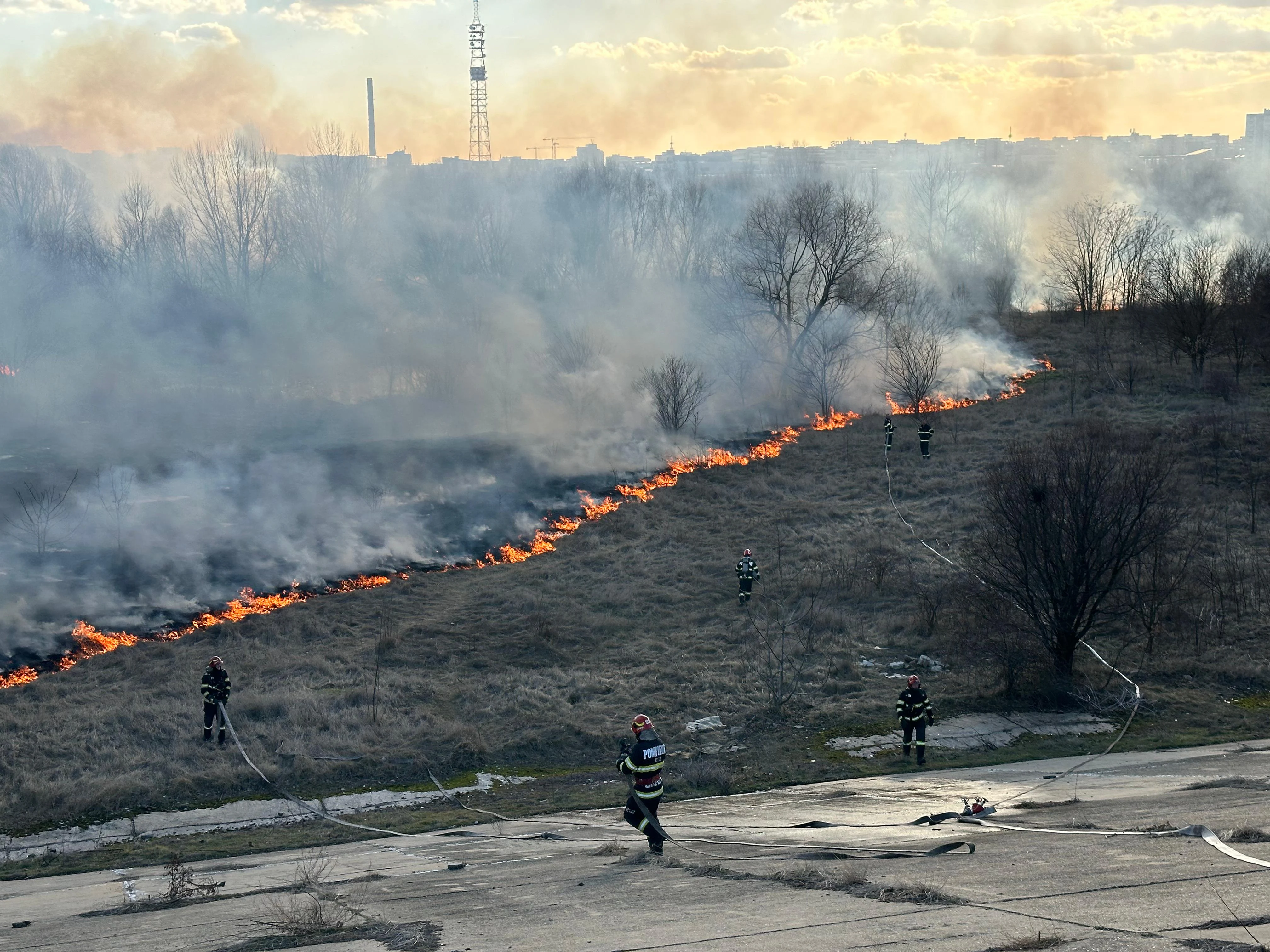 Pompierii luptă cu focul. OTO ISU București Ilfov