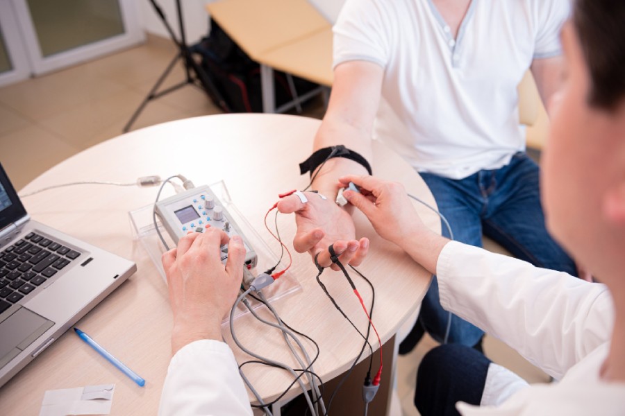 Diagnosticarea afectiunilor musculare sau ale sistemului nervos periferic prin electromiografie (EMG)