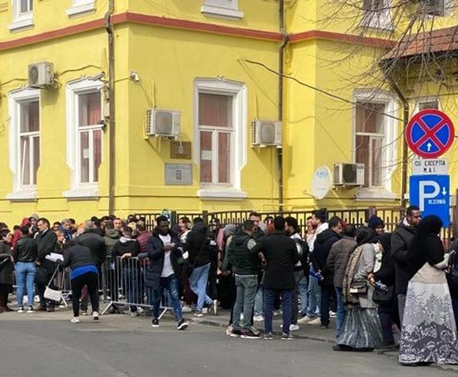 Cu generații în urmă românii stăteau la cozi pentru mâncare. Acum, alții stau la cozi
