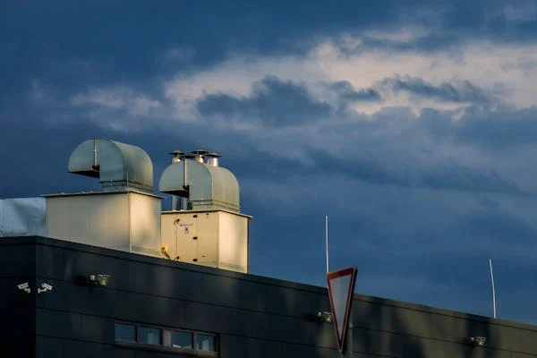 Ventilația în clădirile de birouri: de ce este esențială?