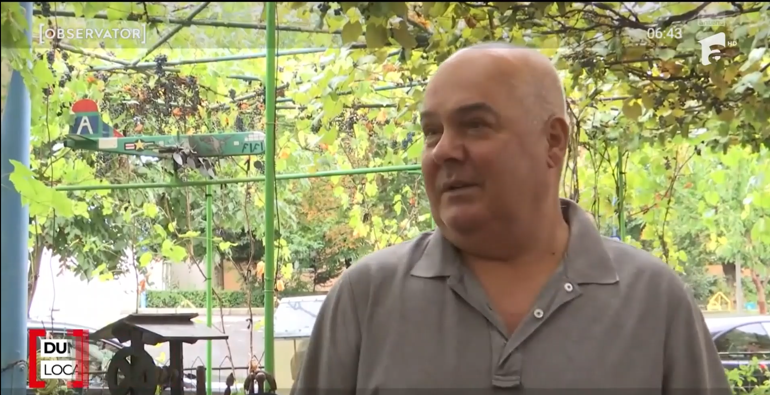 Bărbatul din Brașov care a TRANSFORMAT spațiul din fața blocului într-o GRĂDINĂ urbană, pentru relaxare