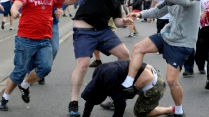 Bătaie în plină stradă în orașul Pantelimon între două clanuri. Agresorii au mers apoi la spital și au distrus aparatură din camera de gardă