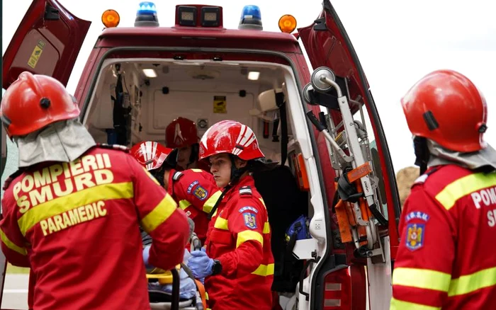 Opt persoane au fost rănite, după ce un autobuz şi un microbuz s-au ciocnit, în județul Gorj