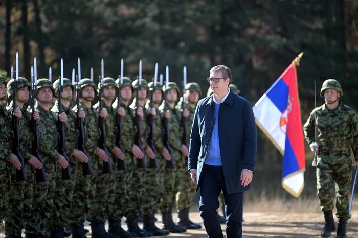 Serbia reintroduce serviciul militar obligatoriu. Experții militari critică planul Guvernului