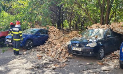 Un zid s-a prăbușit peste 10 mașini în Sectorul 3. Ar fi vorba de un monument istoric