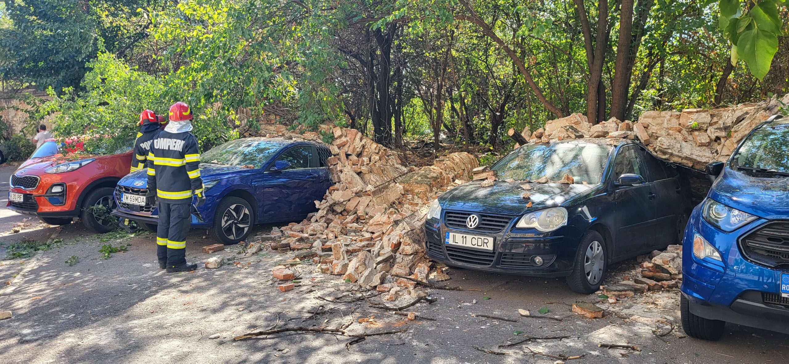 Un zid s-a prăbușit peste 10 mașini în Sectorul 3. Ar fi vorba de un monument istoric