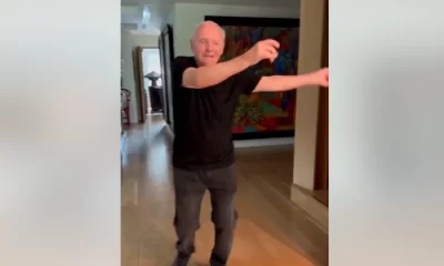 Actorul Anthony Hopkins, filmat dansând „Zorba Grecul”. Imaginile au devenit VIRALE