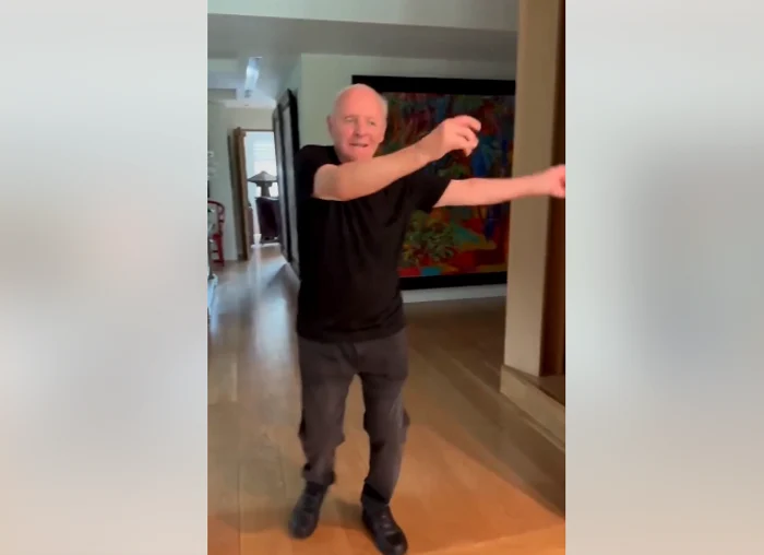 Actorul Anthony Hopkins, filmat dansând „Zorba Grecul”. Imaginile au devenit VIRALE