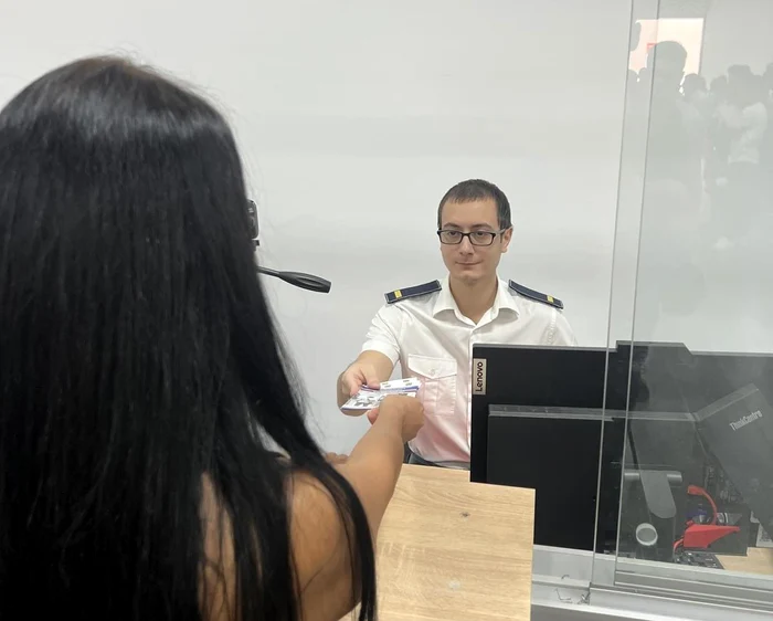 Cât costă un permis de muncă obținut peste rând pentru un angajat din Asia. Șeful Biroului Imigrări din Ialomița, reținut pentru luare de mită