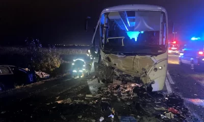 Cum s-a produs accidentul soldat cu doi morți și 19 răniți. Șoferul de 17 ani, cu mașina furată, a intrat într-un autocar cu muncitori străini