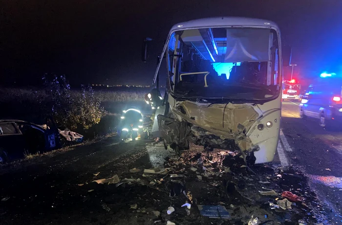 Cum s-a produs accidentul soldat cu doi morți și 19 răniți. Șoferul de 17 ani, cu mașina furată, a intrat într-un autocar cu muncitori străini