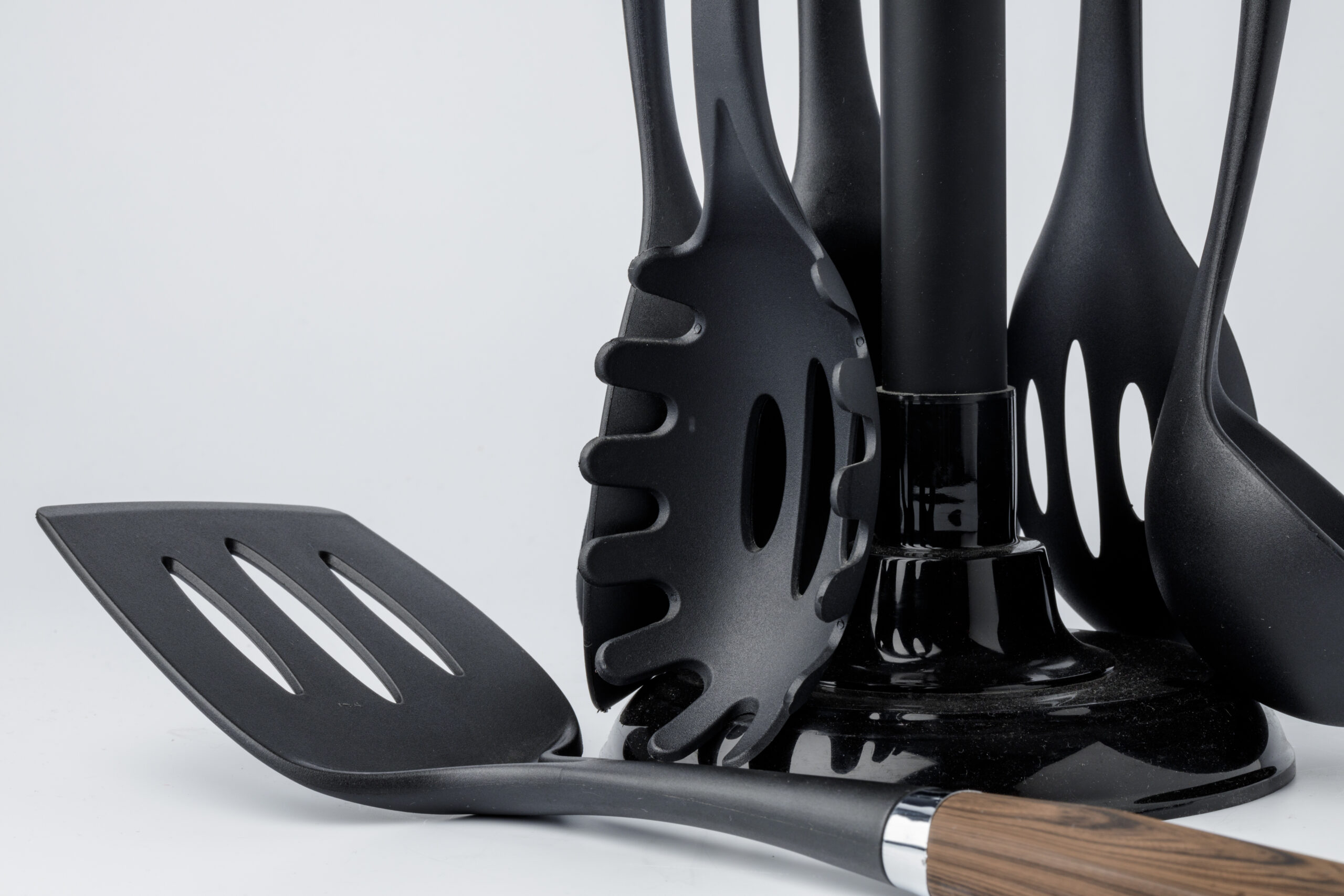 De ce să nu folosești niciodată ustensile din plastic negru în bucătărie. Pericolul ascuns pentru sănătate