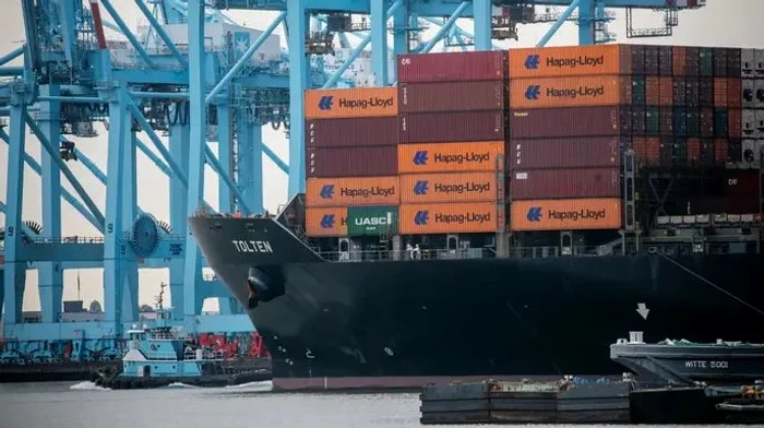 Lucrătorii și operatorii portuari americani au ajuns la un acord pentru a pune capăt imediat grevei de pe Coasta de Est care a blocat transportul maritim Lucrătorii și operatorii portuari americani au ajuns la un acord pentru a pune capăt imediat grevei de pe Coasta de Est care a blocat transportul maritim