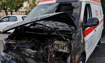 O ambulanță a luat foc într-o substație a SAJ Vaslui. Angajații au reușit să evacueze la timp tuburile de oxigen