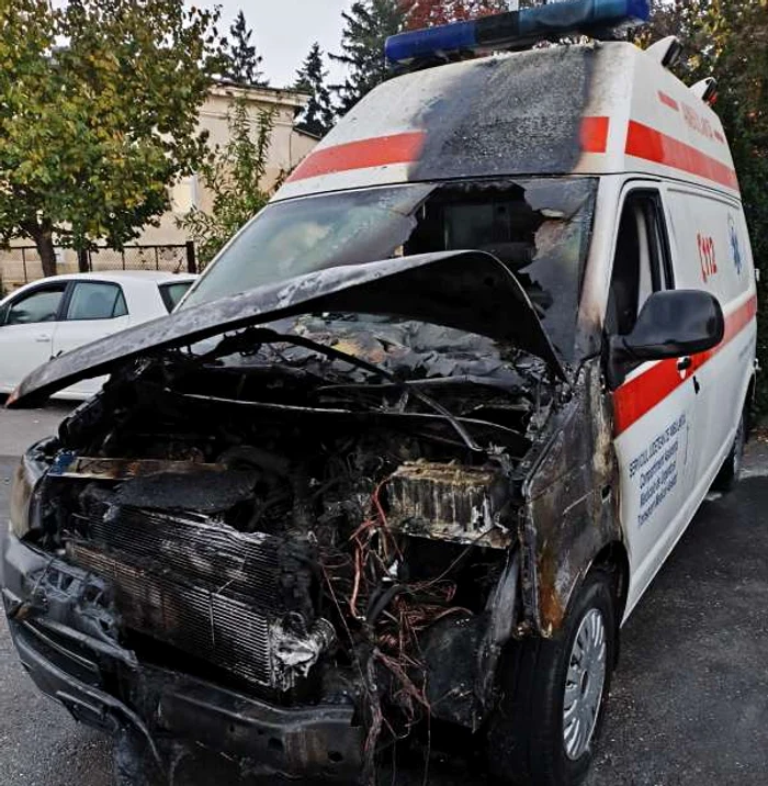 O ambulanță a luat foc într-o substație a SAJ Vaslui. Angajații au reușit să evacueze la timp tuburile de oxigen
