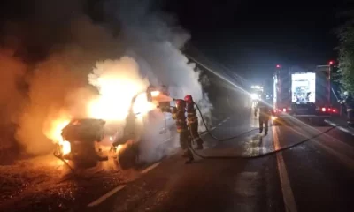 O dubă a luat foc în mers şi s-a făcut scrum, într-o intersecţie din Suceava