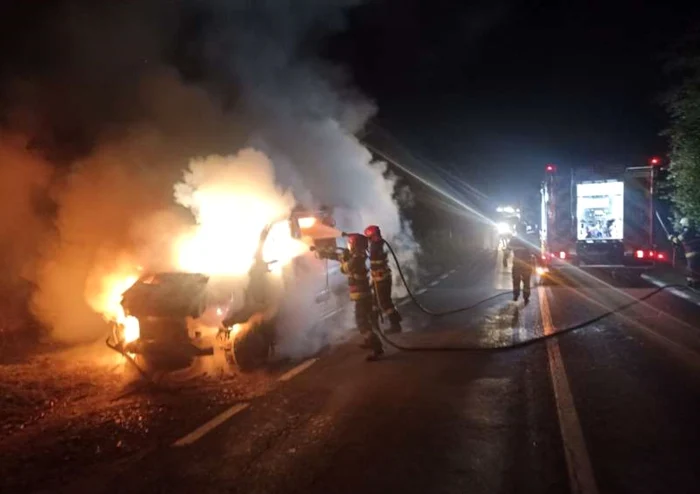 O dubă a luat foc în mers şi s-a făcut scrum, într-o intersecţie din Suceava