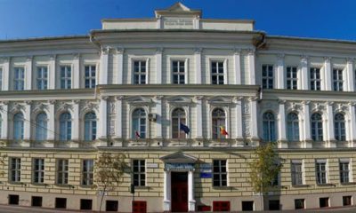 O profesoară din Arad a ajuns la spital, după ce o bucată din tavan s-a prăbușit peste ea, în incinta școlii