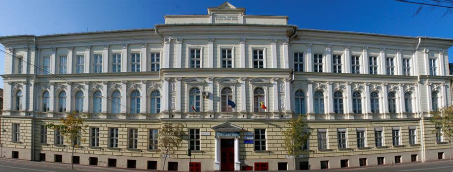 O profesoară din Arad a ajuns la spital, după ce o bucată din tavan s-a prăbușit peste ea, în incinta școlii