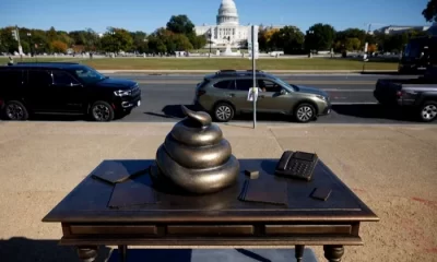 O statuie reprezentând un rahat pe un birou a apărut la Washington, în fața Capitoliului. Ce mesaj vrea să transmită