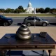 O statuie reprezentând un rahat pe un birou a apărut la Washington, în fața Capitoliului. Ce mesaj vrea să transmită