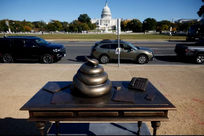O statuie reprezentând un rahat pe un birou a apărut la Washington, în fața Capitoliului. Ce mesaj vrea să transmită