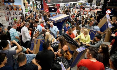 Primele oferte de Black Friday. Clienții se îngrămădesc să-și cumpere cele mai noi telefoane, laptopuri și televizoare la prețuri reduse