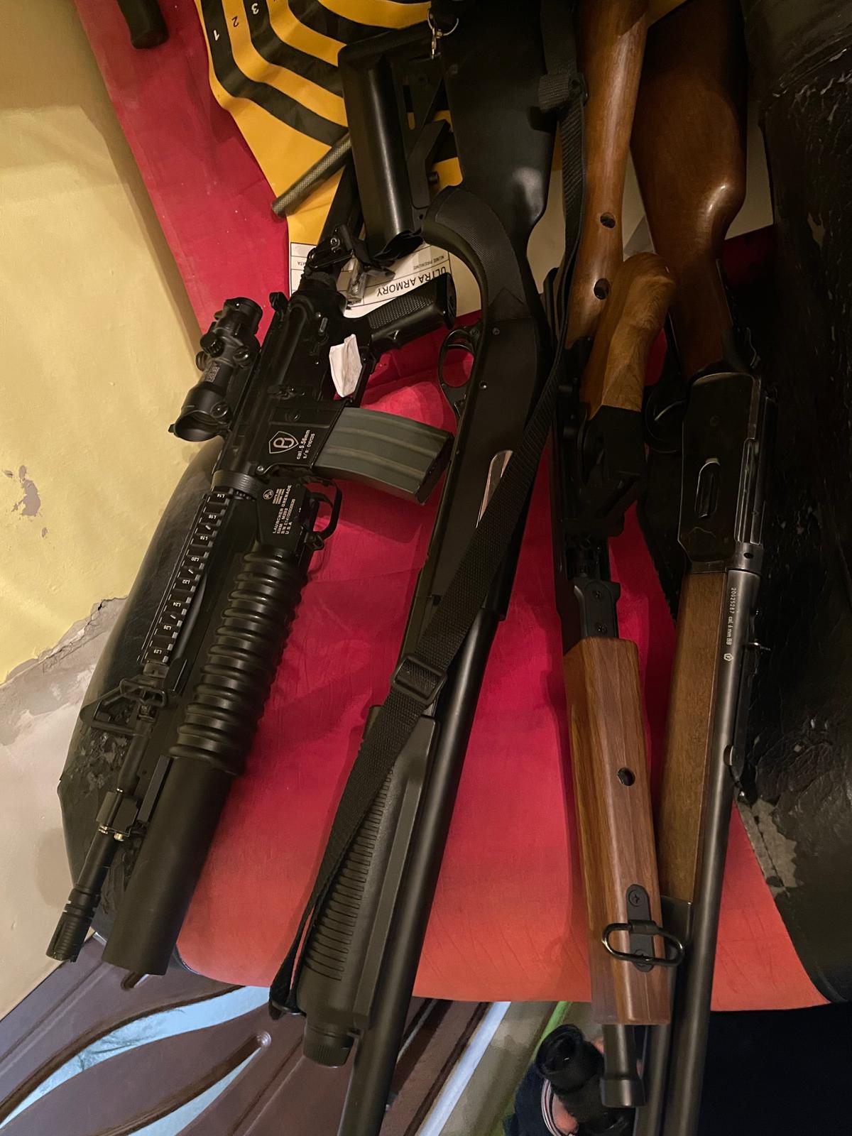 Sute de arme, zeci de mii de catușe și articole pirotehnice capturate de Poliție într-o mega operațiune. Marfa provenea dintr-un magazin on-line