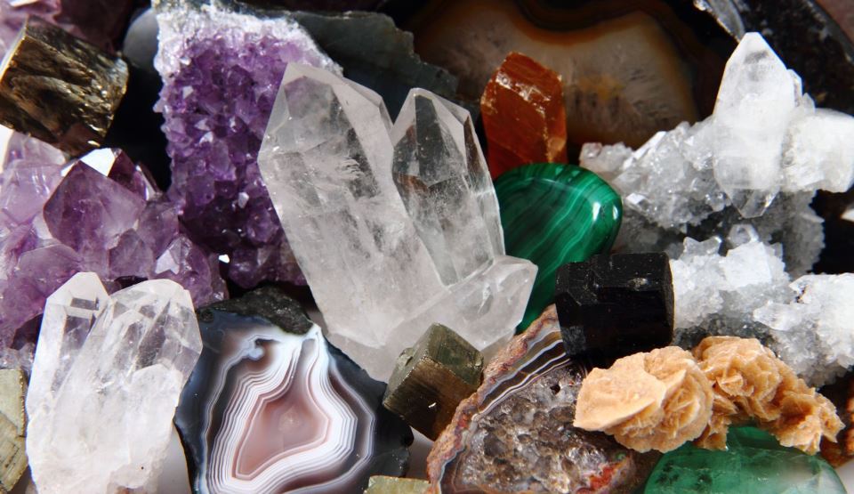 Cristale: Descoperă Magia Mineralelor la MineralShop