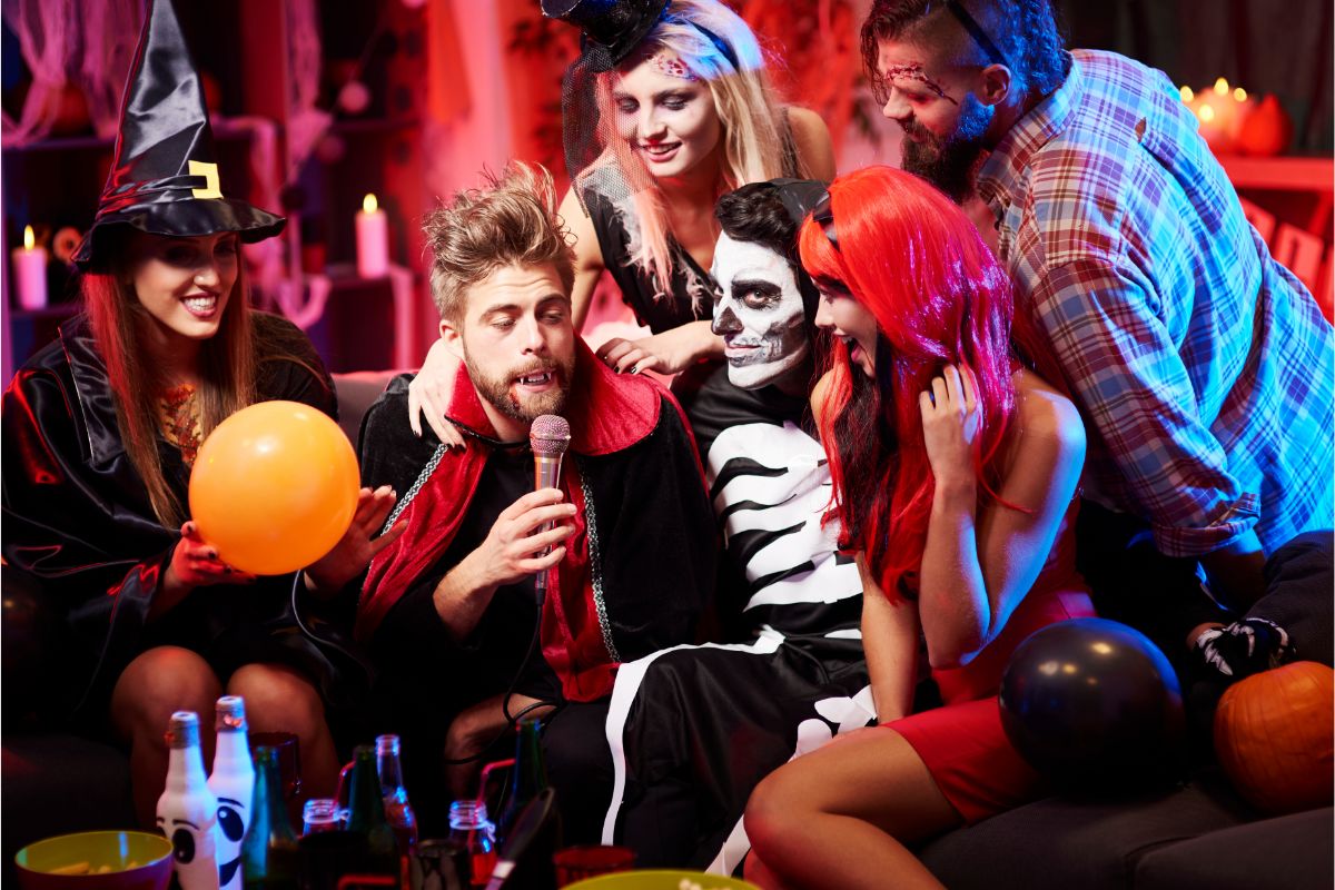 Cum poți organiza o noapte memorabilă de Halloween, alături de prietenii tăi