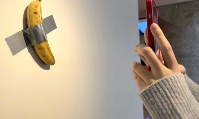 Banana lipită cu bandă adezivă a artistului Maurizio Cattelan, scoasă la licitație. Prețul URIAȘ pentru care ar putea fi vândută
