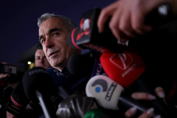 Călin Georgescu i-a chemat pe jurnaliști la conferință de presă, apoi le-a închis ușa în nas. „Nu iau întrebări”