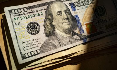 Dolarul crește cu 1,5% față de yen și euro, înaintea primelor rezultate ale alegerilor din SUA