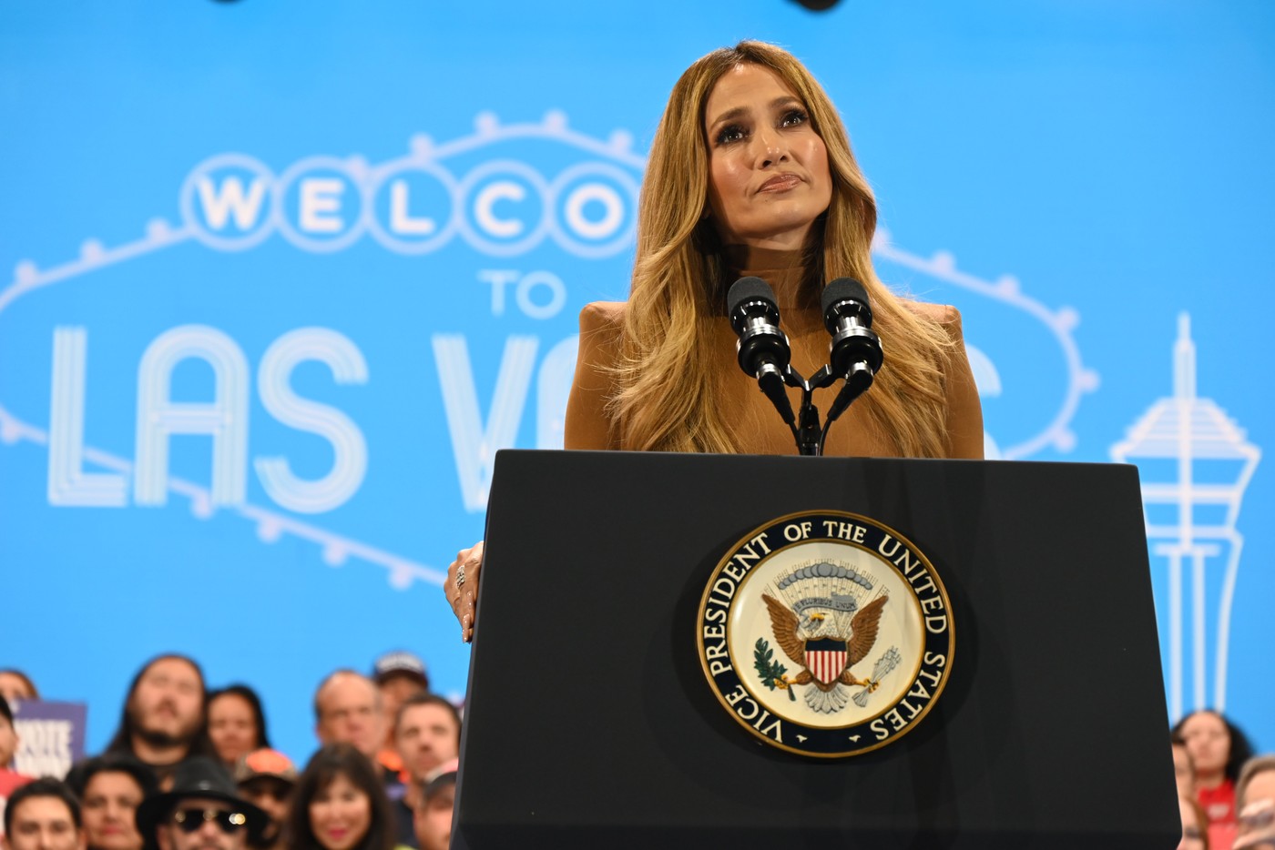 Donald Trump și Kamala Harris încearcă să câștige voturile comunității latino. Jennifer LOPEZ, printre susținătorii candidatei Partidului Democrat