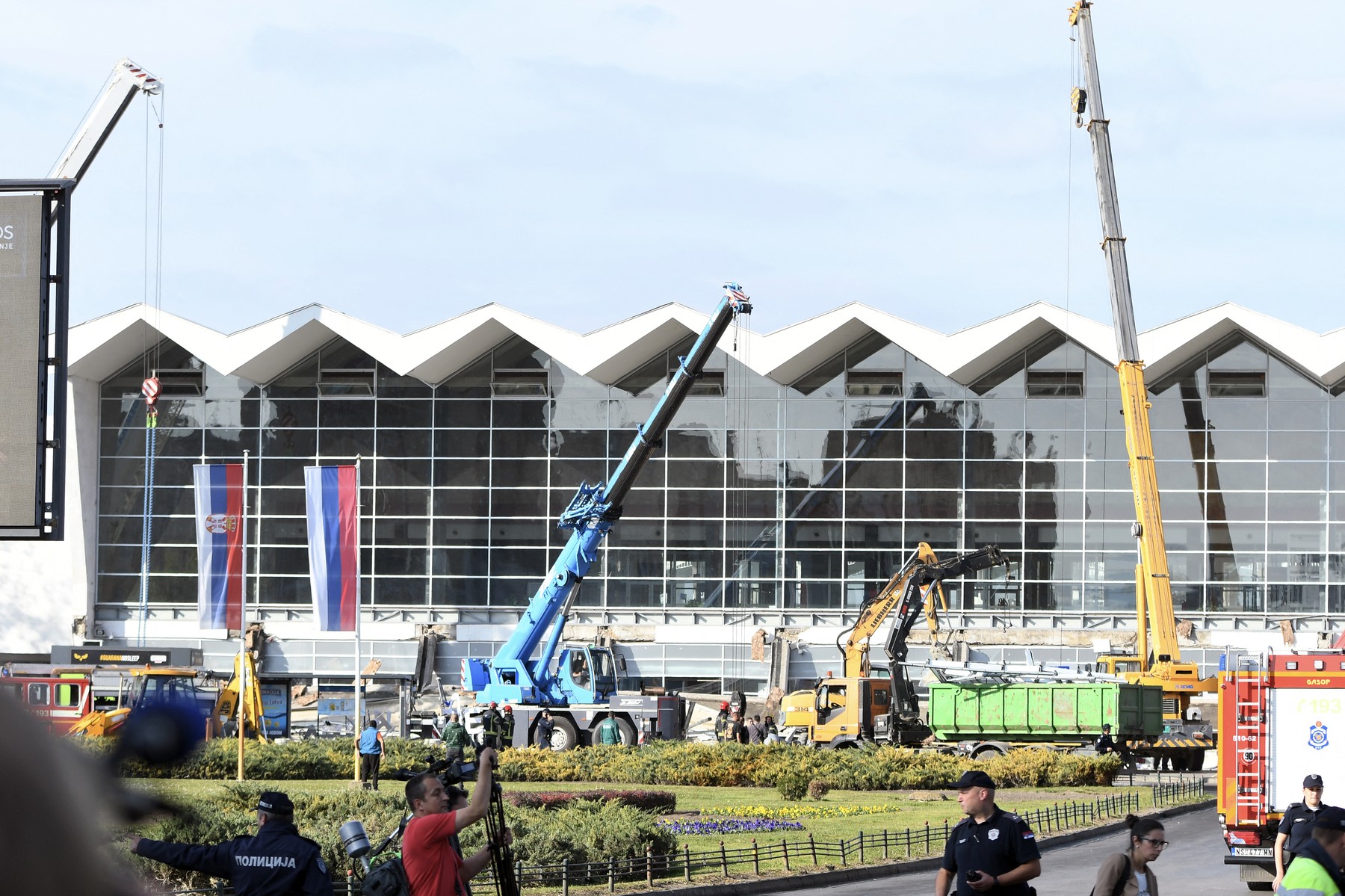 Opt persoane au murit după PRĂBUȘIREA unei copertine de beton la gara din Novi Sad