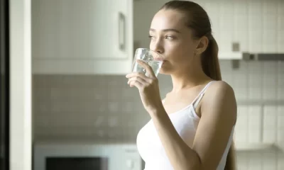 Setea nu îți spune întotdeauna când ești deshidratat. Adevărul care schimbă rutina de hidratare. Șase semne