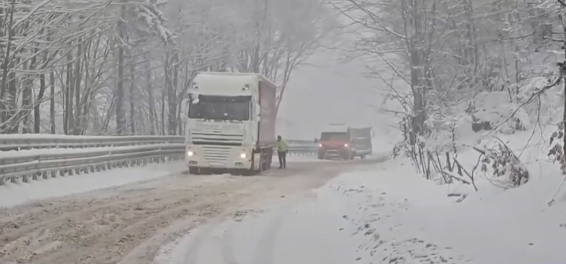 Sfârșitul de săptămână vine cu ploi, lapoviță, ninsori si vreme rece. La munte se va depune un strat consistent de ZĂPADĂ